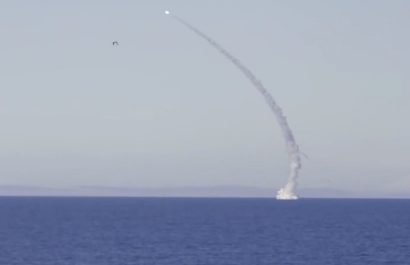 El submarino nuclear ruso Krasnoyarsk lanzó un misil de crucero Kalibr hacia un objetivo costero a más de 1.100 kilómetros.
