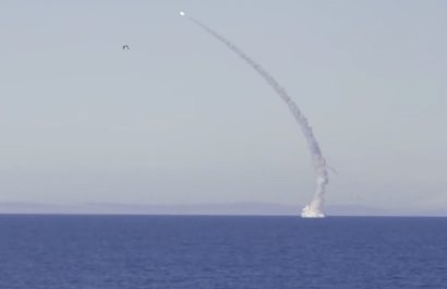 El submarino nuclear ruso Krasnoyarsk lanzó un misil de crucero Kalibr hacia un objetivo costero a más de 1.100 kilómetros.