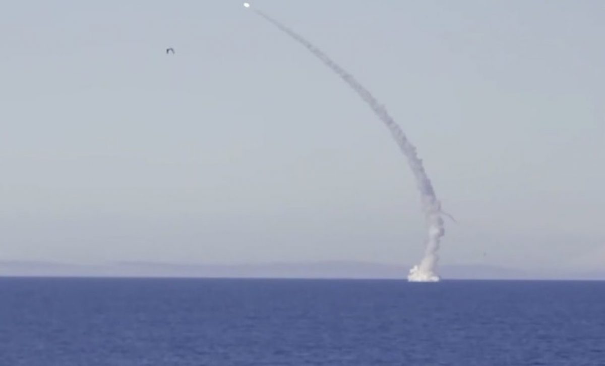 El submarino nuclear ruso Krasnoyarsk lanzó un misil de crucero Kalibr hacia un objetivo costero a más de 1.100 kilómetros.