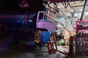 El tanquero se estrelló contra una cafetería en Jipijapa.