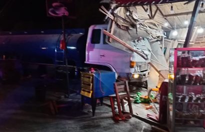 El tanquero se estrelló contra una cafetería en Jipijapa.