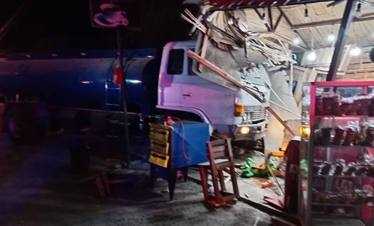 El tanquero se estrelló contra una cafetería en Jipijapa.