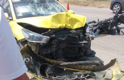El taxi y la motocicleta quedaron destruidas producto del impacto.