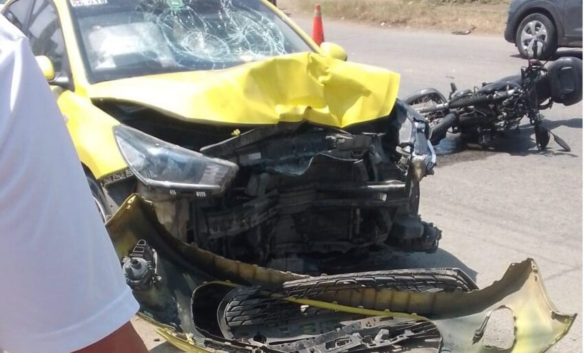 El taxi y la motocicleta quedaron destruidas producto del impacto.