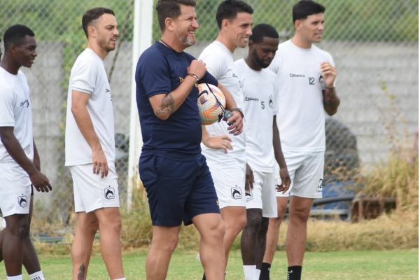 El técnico Patricio Urrutia en un entrenamiento con la plantilla de Delfín SC.