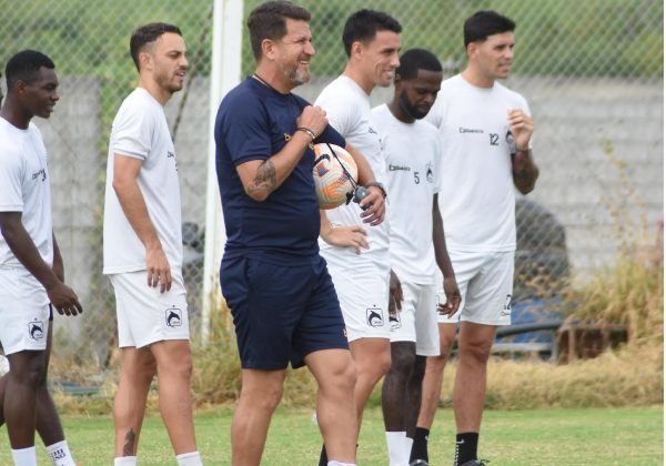 El técnico Patricio Urrutia en un entrenamiento con la plantilla de Delfín SC.