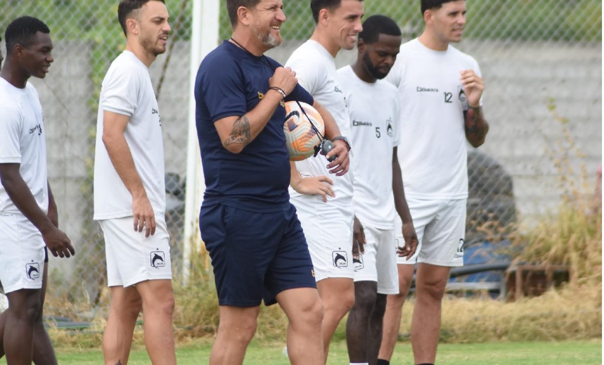 El técnico Patricio Urrutia en un entrenamiento con la plantilla de Delfín SC.