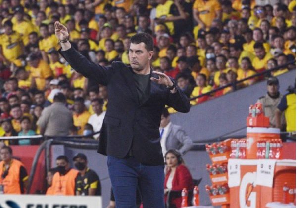El técnico español Ismael Rescalvo llegaría entre jueves o viernes a Ecuador.