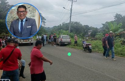 El vehículo en el que viajaba el procurador síndico de Olmedo junto a su familia quedó a un costado de la vía.