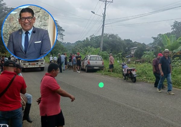 El vehículo en el que viajaba el procurador síndico de Olmedo junto a su familia quedó a un costado de la vía.