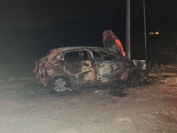 El vehículo quedó reducido a cenizas por lo que fue imposible conocer su procedencia.