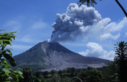 El volcán Lewotobi Laki-Laki, ubicado en la isla de Flores, erupcionó el martes 17 de junio expulsando una columna de ceniza de 10 kilómetros de altura.
