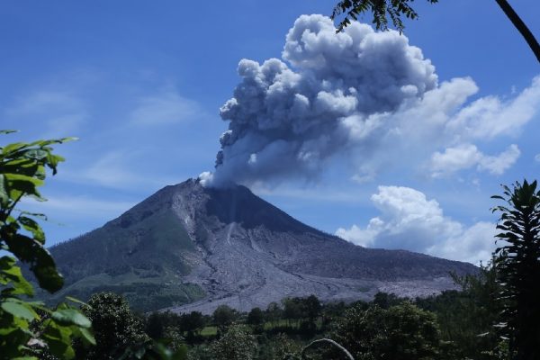 El volcán Lewotobi Laki-Laki, ubicado en la isla de Flores, erupcionó el martes 17 de junio expulsando una columna de ceniza de 10 kilómetros de altura.