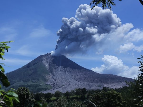El volcán Lewotobi Laki-Laki, ubicado en la isla de Flores, erupcionó el martes 17 de junio expulsando una columna de ceniza de 10 kilómetros de altura.