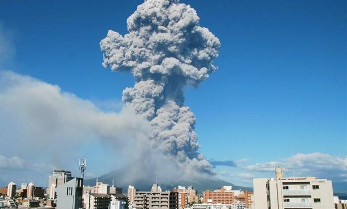 El volcán Sakurajima, ubicado en la isla de Kyushu, Japón, registró una erupción significativa este jueves 22 de mayo del 2025.