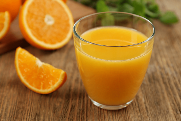El zumo de naranja no eleva los niveles de insulina en comparación con la fruta entera