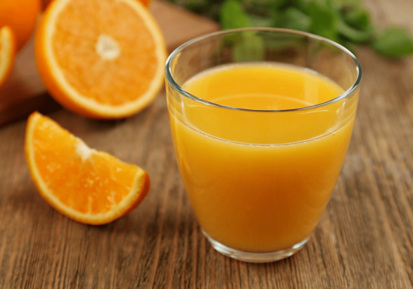 El zumo de naranja no eleva los niveles de insulina en comparación con la fruta entera