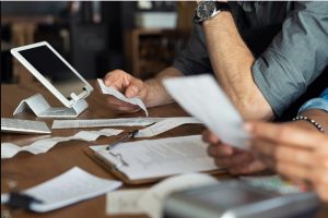 Elaborar un presupuesto efectivo implica registrar todos los ingresos y gastos mensuales, dividiéndolos en tres categorías principales.