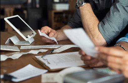 Elaborar un presupuesto efectivo implica registrar todos los ingresos y gastos mensuales, dividiéndolos en tres categorías principales.