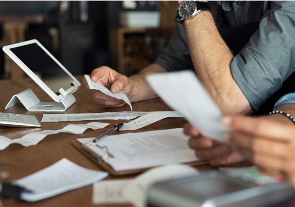 Elaborar un presupuesto efectivo implica registrar todos los ingresos y gastos mensuales, dividiéndolos en tres categorías principales.