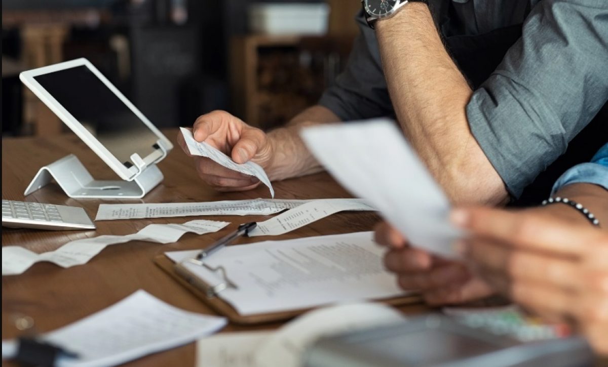Elaborar un presupuesto efectivo implica registrar todos los ingresos y gastos mensuales, dividiéndolos en tres categorías principales.