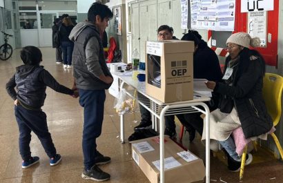 Elecciones presidenciales en Bolivia 2025: ciudadanos bolivianos esperan los resultados oficiales de los comicios. (TSE-Bolivia)