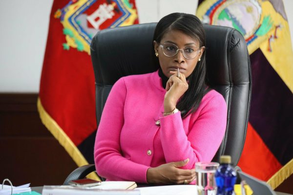 Elogios y críticas tras la renuncia de Diana Salazar a la fiscalía de Ecuador