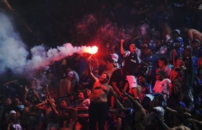 Emelec arriesga cierre total del estadio tras botellas y bengalas.