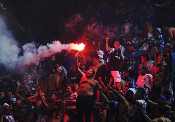 Emelec arriesga cierre total del estadio tras botellas y bengalas.