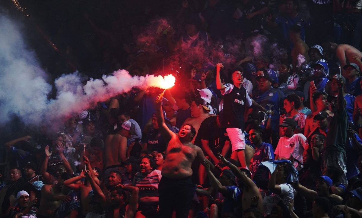 Emelec arriesga cierre total del estadio tras botellas y bengalas.