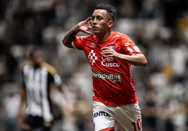 Emelec confirma como refuerzo al volante peruano Christian Cueva