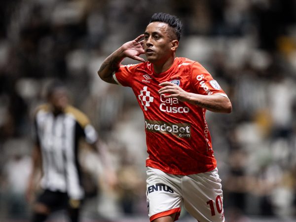 Emelec confirma como refuerzo al volante peruano Christian Cueva