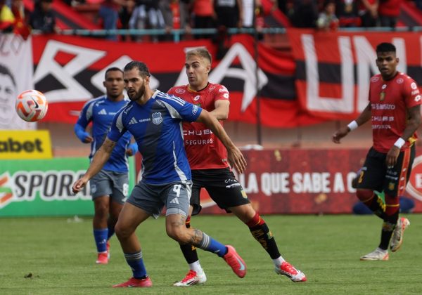Emelec logró una ajustada victoria por 1-0 frente al Deportivo Cuenca en el estadio Alejandro Serrano Aguilar.