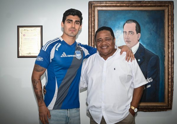 Emelec presenta al peruano Alfonso Barco como refuerzo para la LigaPro 2025