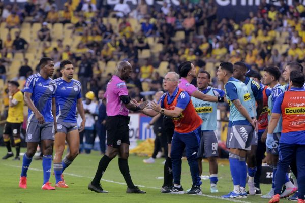 Emelec solicita audios y videos del VAR tras derrota en el Clásico del Astillero