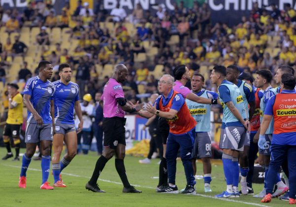 Emelec solicita audios y videos del VAR tras derrota en el Clásico del Astillero