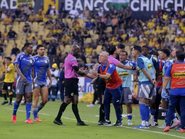 Emelec solicita audios y videos del VAR tras derrota en el Clásico del Astillero