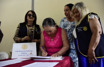 ¡Emoción en Portoviejo! Mujer recibe casa nueva de Club Rotario