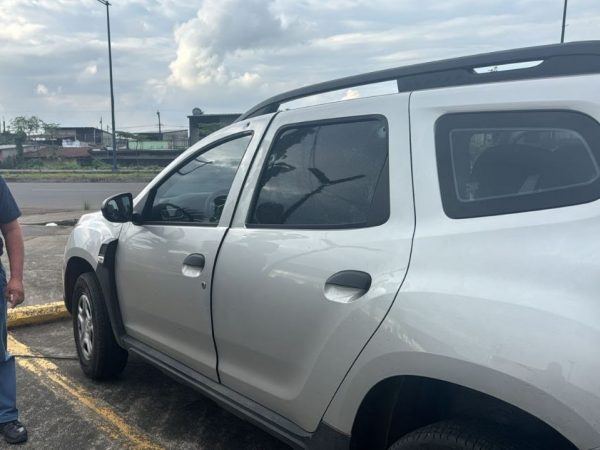 Empresaria y chofer salvan su vida tras ataque en carretera de Los Ríos