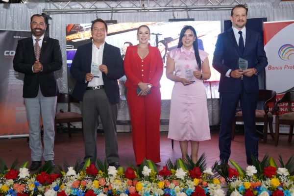 Empresarios exponen sus propuestas durante el Tsáchila Economic Forum 2025, un espacio clave para impulsar el desarrollo regional.