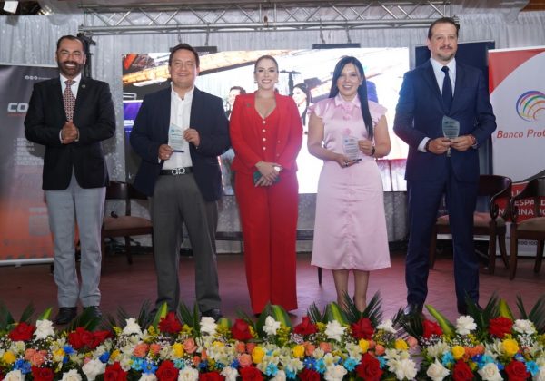 Empresarios exponen sus propuestas durante el Tsáchila Economic Forum 2025, un espacio clave para impulsar el desarrollo regional.