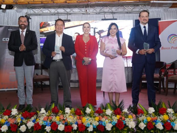 Empresarios exponen sus propuestas durante el Tsáchila Economic Forum 2025, un espacio clave para impulsar el desarrollo regional.