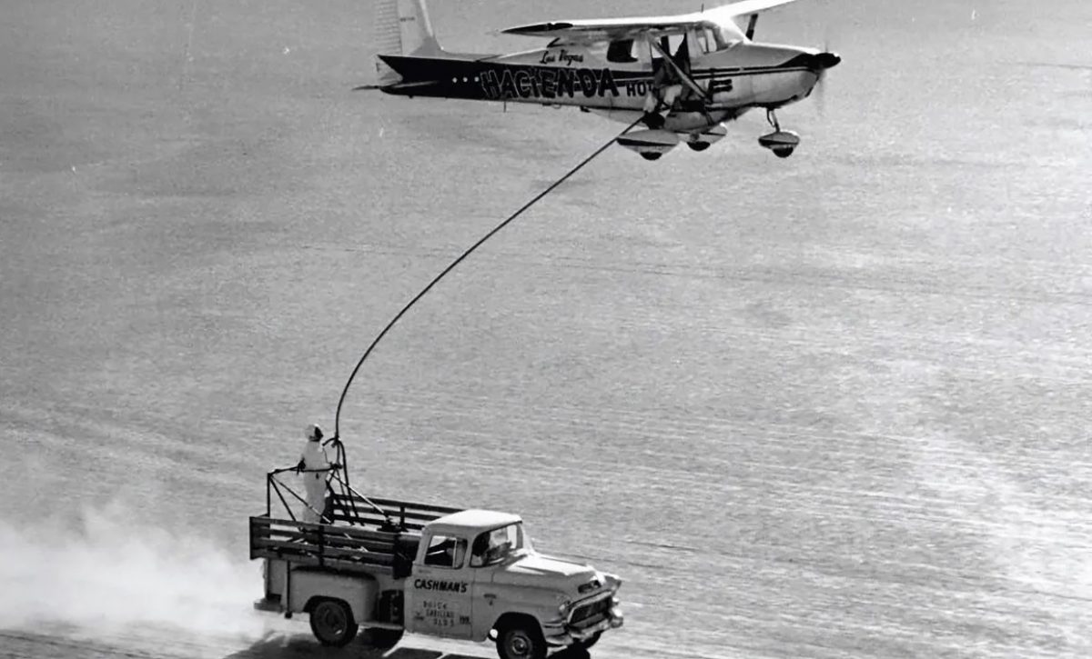 En 1959, los pilotos Robert Timm y John Cook lograron un récord mundial al mantener una avioneta Cessna 172, en el aire, durante 64 días,