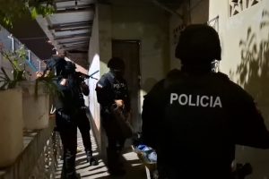 En 20 allanamientos en Portoviejo y Manta la Policía decomisó armas y droga.