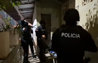 En 20 allanamientos en Portoviejo y Manta la Policía decomisó armas y droga.