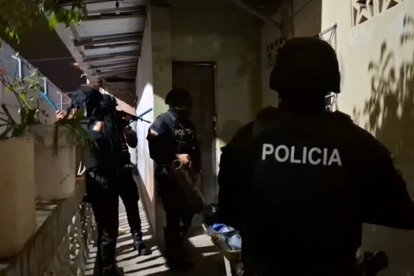 En 20 allanamientos en Portoviejo y Manta la Policía decomisó armas y droga.