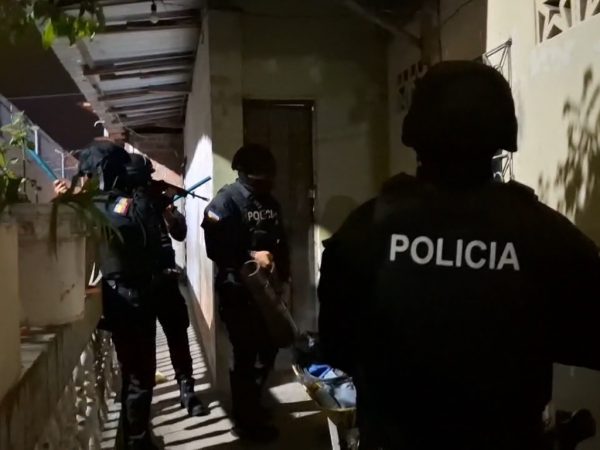 En 20 allanamientos en Portoviejo y Manta la Policía decomisó armas y droga.