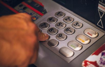 En Ecuador, retirar dinero desde un cajero ajeno a tu banco puede llegar a costar más de un dólar. (Pexels).