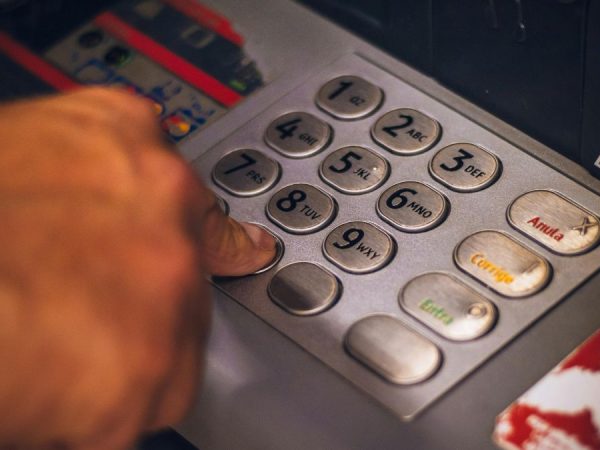 En Ecuador, retirar dinero desde un cajero ajeno a tu banco puede llegar a costar más de un dólar. (Pexels).