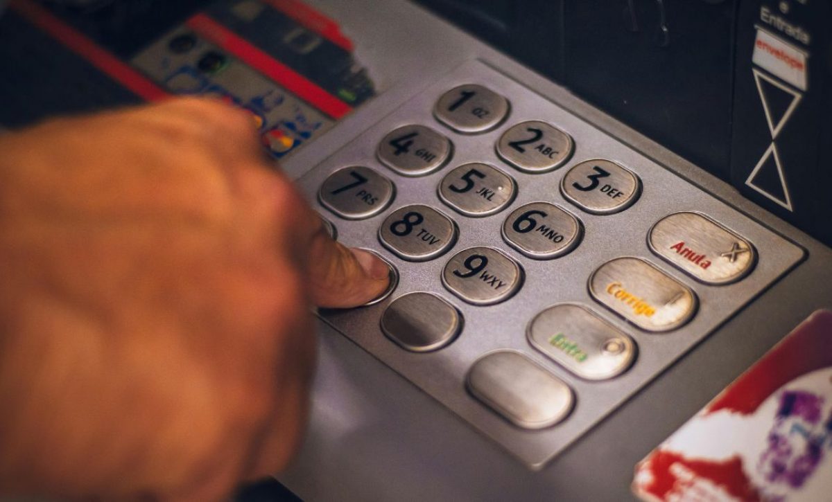 En Ecuador, retirar dinero desde un cajero ajeno a tu banco puede llegar a costar más de un dólar. (Pexels).